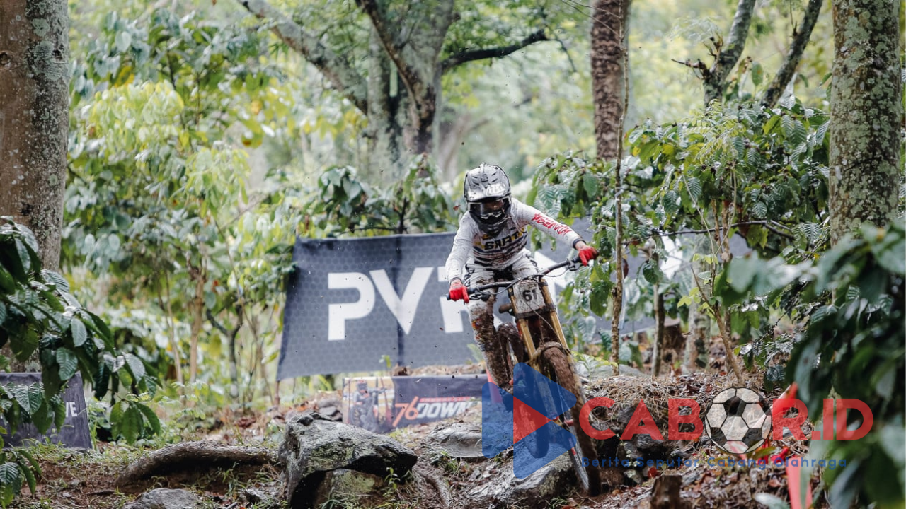 Perebutan Juara Umum Indonesian pada Kejuaraan Downhill 2024 Memanas di Klemuk Bike Park