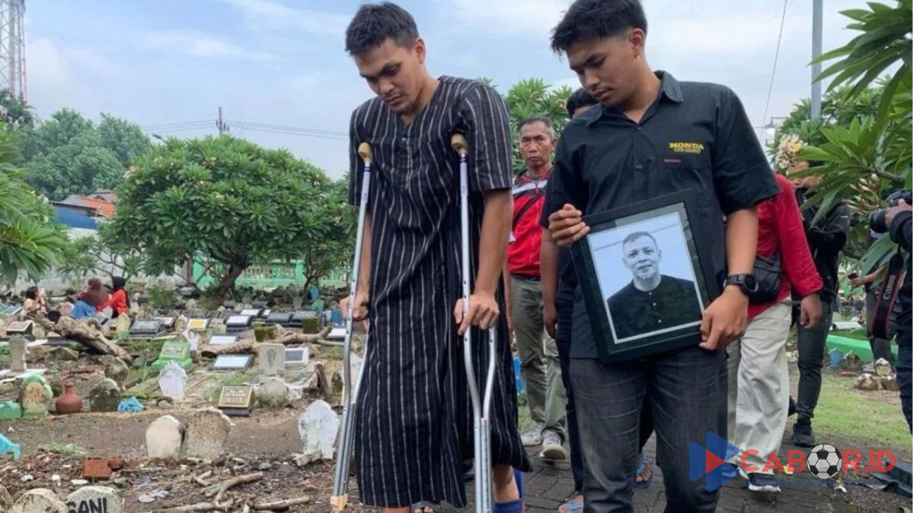 Bonek dan Eks Pemain Persebaya Iringi Pemakaman Legenda Sepakbola Bejo Sugiantoro